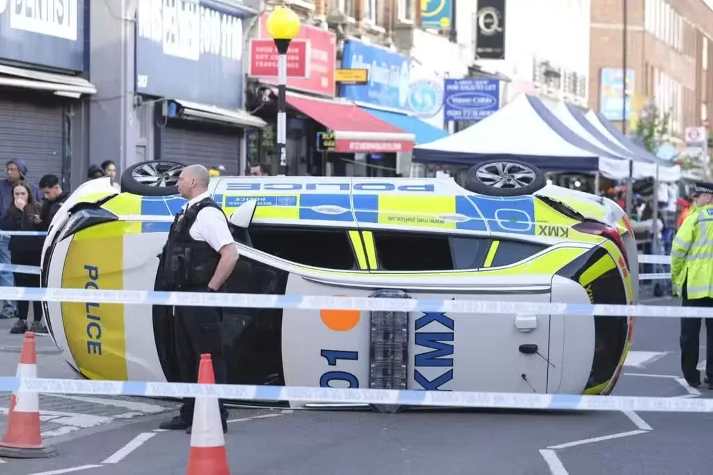 Driver arrested in Fulham: Police officers escape serious injury after Police vehicle is rammed – (ID 558755)